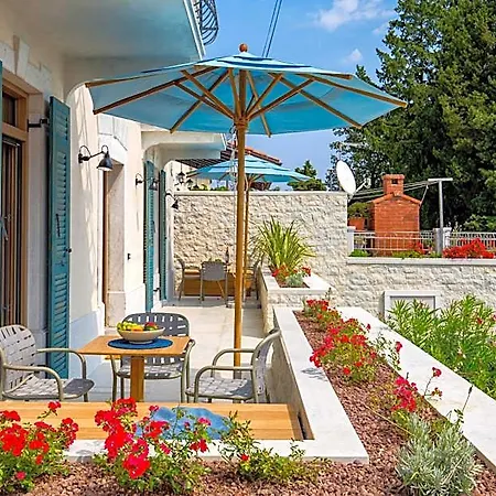 Albina Aparthotel *