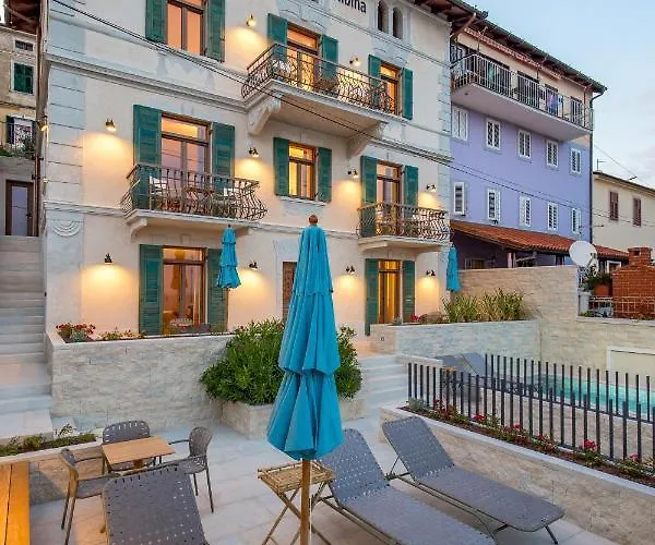 Albina Aparthotel *